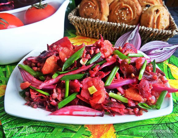 Выкладываем горкой на тарелку, посыпаем зеленым луком.