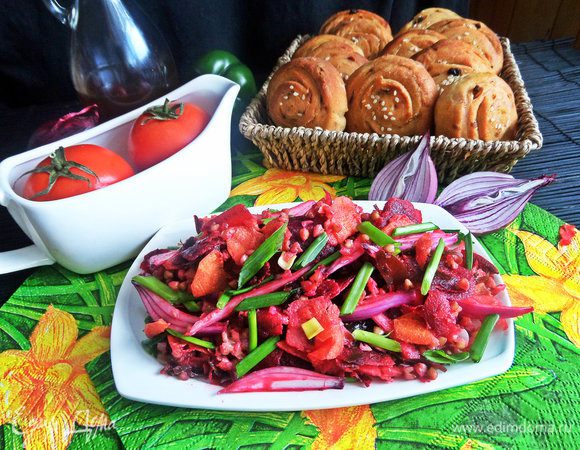 Подавала я салатик с домашними картофельными плюшечками: http://www.edimdoma.ru/retsepty/80475-plyushki-kartofelnye