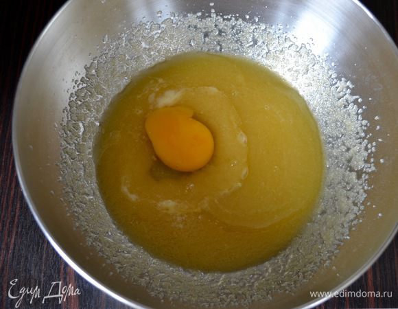 Добавить яйцо и ваниль.