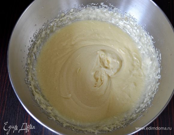 Опять взбить около 30 секунд, но за это время масса заметно посветлеет и слегка увеличиться в объеме.