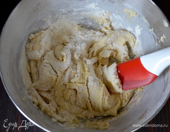 Добавить соль (в принципе, количество соли по вкусу, но не менее 1/4 ч.л.), соду и половину муки. Опять взбить миксером. Затем добавить оставшуюся муку и вымесить окончательно тесто лопаткой или деревянной ложкой.