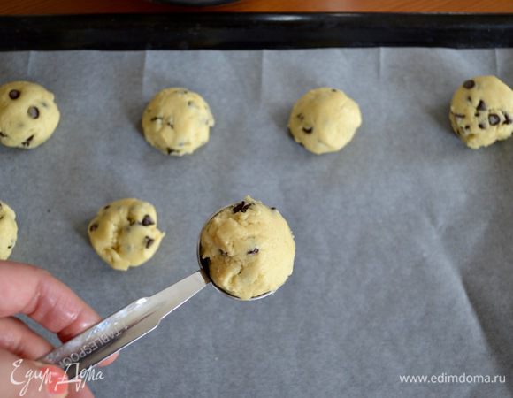 Духовку включить разогреваться до 180°C. Это можно сделать в самом начале, перед приготовлением теста, т.к. на этот процесс у вас уйдет всего несколько минут. Итак, на застеленный пекарской бумагой противень выложить на небольшом расстоянии друг от друга шарики из теста, размером с грецкий орех или чуть больше, по желанию...
