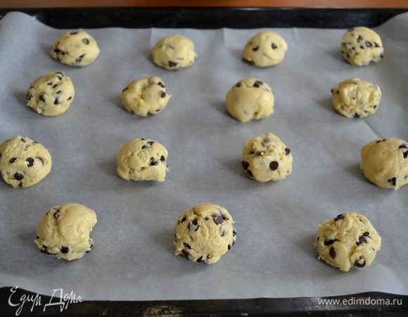 Выпекать в разогретой духовке 10-12 минут. Не передержите! Иначе печенье получится суховатым.