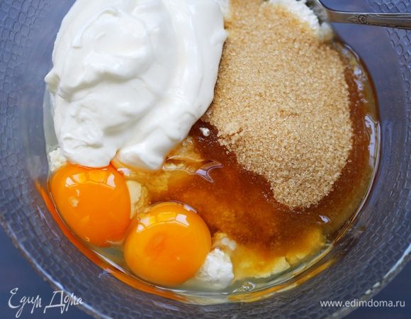 Приготовить необходимые продукты. Можно брать, как свежую, так и замороженную ягоду. Летом нужно взять, конечно, свежую и ароматную!! Как я уже писала, что готовила это блюдо с разной ягодой, но расскажу про лазанью с вишней. Вишенку помыть, удалить косточки. Творог сюда подойдет влажный, мягкий, пастообразный. Хорошенько растереть в большой миске творог, сметану, сахар и яйца (можно даже слегка взбить блендером или венчиком). Сахара не жалейте, особенно, если вы используете кислую ягоду.