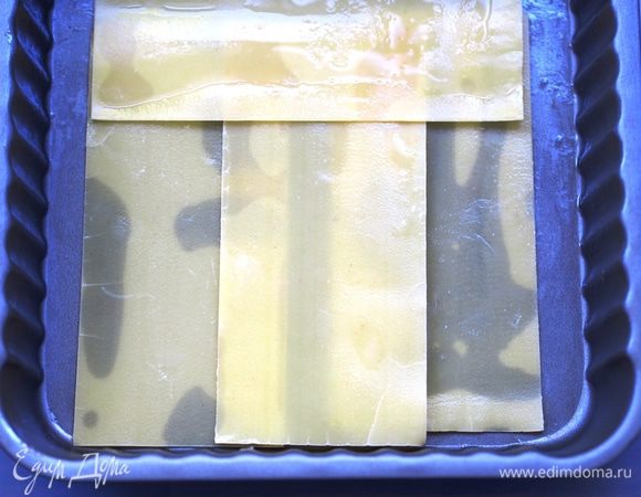 Можно, конечно, приготовить самостоятельно тесто для лазаньи, но в дачном варианте гораздо удобнее будет взять уже готовые листы. Листы лазаньи предварительно отварить в соответствии с инструкцией на упаковке (если это указано). У меня на упаковке было написано, что листы не требуют варки, поэтому я их и не варила. Включить духовку на 190°C. Взять прямоугольную или квадратную форму (у меня квадратная, 22х22х8см, с антипригарным покрытием), немного смазать сливочным маслом и начать сборку нашей лазаньи. На один слой я брала 4 листа.