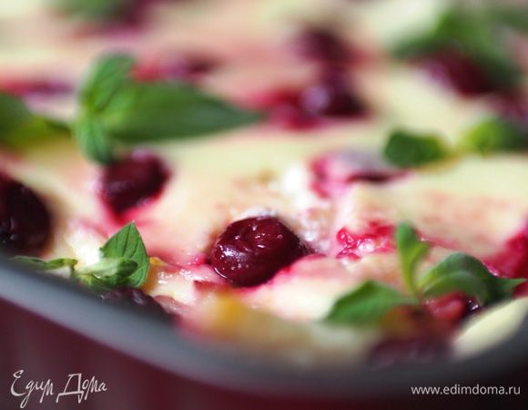 Выложить на листы лазаньи примерно 5-6 столовых ложек творожной смеси и, равномерно распределяя, высыпать горсть ягод. Следите, чтобы листы полностью были покрыты творожной массой, для того чтобы потом, при выпечке, они не остались сухими и твердыми. Так чередовать слои 4 раза, самый верхний слой — это творожная масса и ягодки. Посыпать сверху сахаром. Накрыть форму фольгой и поставить в разогретую духовку выпекать на 35-40 минут. Достать из духовки и остудить, и только потом нарезать. Можно приглашать свое семейство на дегустацию вкусного и ароматного десерта. Приятного вам аппетита!