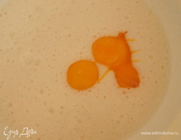 Приготовим бисквит. Продукты для него нужно заранее достать из холодильника, чтобы они были комнатной температуры.
Отделить белки от желтков.
Белки взбить до пены. Продолжая взбивать, всыпать частями сахар. Добавить желтки и взбить еще немного.