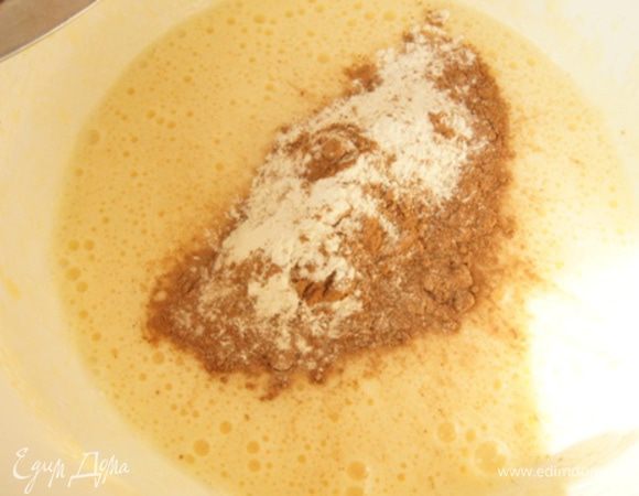 Муку,разрыхлитель и какао просеять. Добавить в тесто и перемешать лопаткой.