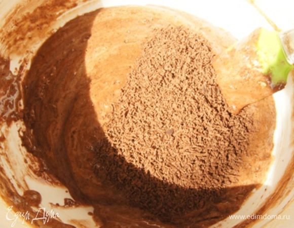 Шоколад (я брала горький) натереть на мелкой терке. Ввести в тесто,аккуратно размешать.