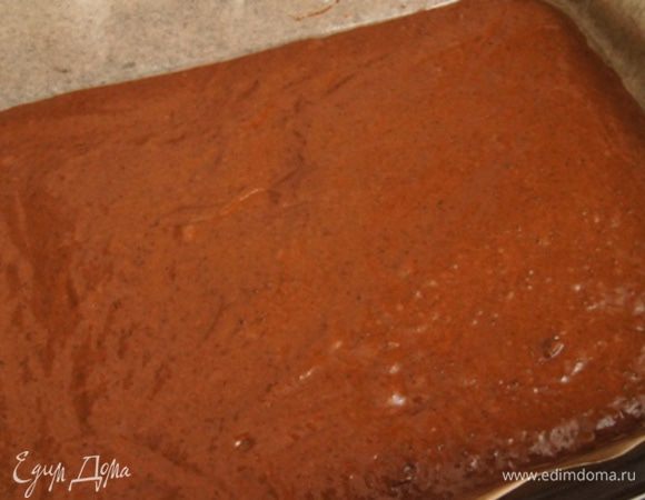 Форму для выпечки (у меня 32х30) выстелить бумагой для выпечки и немного смазать маслом. Вылить тесто и поставить в разогретую до 180°С духовку на 15 минут.
Корж остудить,освободить от бумаги. 
Разрезать на несколько больших частей.Маленькие остатки тоже пригодятся