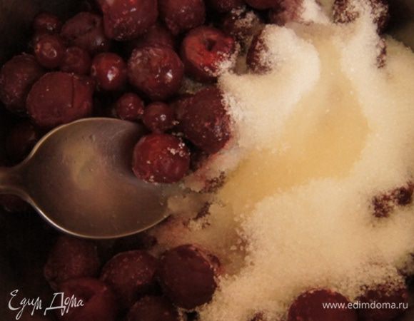 Желатин замочить в холодной кипяченой воде, дать постоять около 10 минут.

В кастрюле нагреть вишню (не размораживая),всыпать сахар и влить лимонный сок.Помешивая, готовить до растворения сахара.