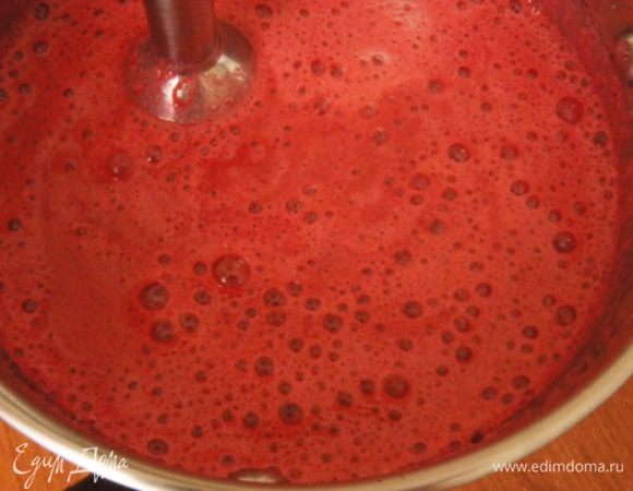 Пластины желатина ввести в вишню. Помешивая, растворить желатин. Не кипятить!
Взбить вишневую смесь блендером и остудить до комнатной температуры.