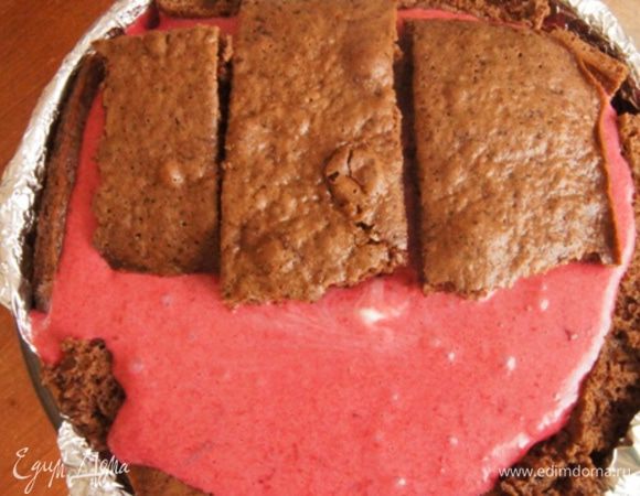 Нам понадобится форма или тарелка с глубоким дном. У меня салатник высотой 11х19 см в диаметре.
Выкладываем форму фольгой. Разместить крупные куски бисквита плотно друг к другу. Выливаем мусс. Сверху — оставшиеся кусочки бисквита.
Убрать торт в холодильник на ночь.