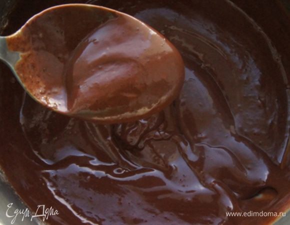 Утром приготовить глазурь. Нагреть в кастрюльке сливки, до кипения. Убрать с огня,добавить поломанный на кусочки шоколад. Дать постоять 5 минут, хорошенько размешать до гладкой однородной массы.