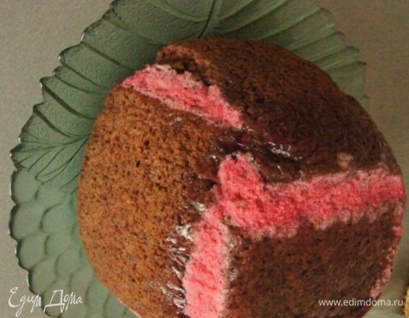 Торт перевернуть на тарелку, снять фольгу. Все несовершенства, в виде протекшего мусса мы скроем под глазурью.
