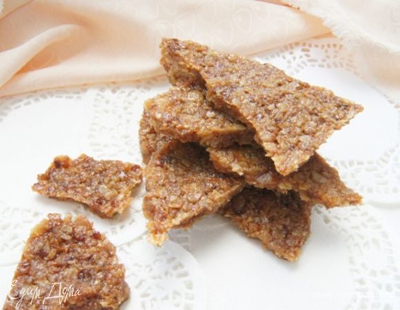 Остывшие, хрустящие козинаки освободить от бумаги и поломать произвольными кусочками.
Наслаждаться с чаем!