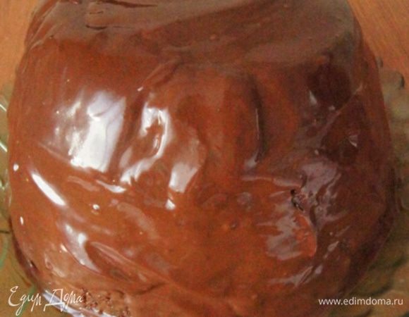 Полить теплой глазурью и оставить в холодильнике еще на час.
