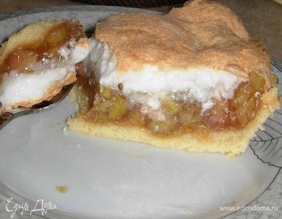 Собираем пирог: на подрумяненный корж выкладываем начинку из ревеня и сверху выкладываем взбитые белки. Ставим в духовку на 170°С, на 30 минут. Можно подавать горячим, но лучше остывшим. Просто и вкусно!