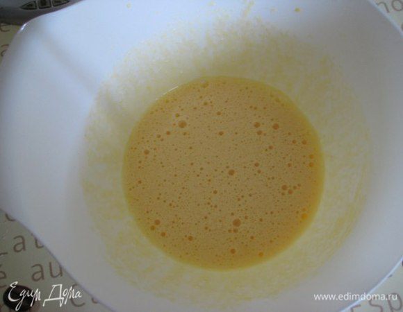 Начинка: 
Взбить яйца с сахаром и ванилином.