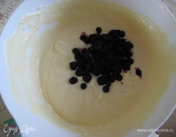 Добавить творог (я готовила с рикоттой), чем вкуснее творог, тем лучше, перемешать. Добавить щедрую горсть черники, лето ведь! Хотя можно готовить без ягод.