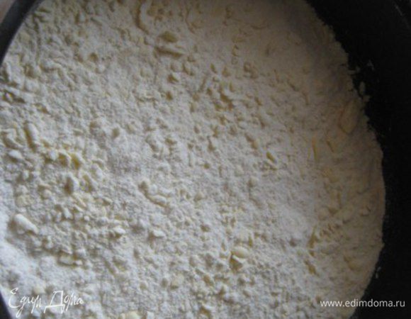 Форму для выпечки d=24 см, смазать сливочным маслом, дно выстелить бумагой для выпечки. Высыпать половину теста, разровнять.