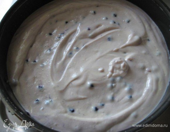 На тесто выложить начинку, разровнять.