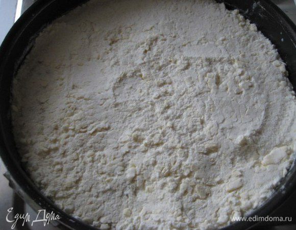 На начинку выложить оставшееся тесто, разровнять.
