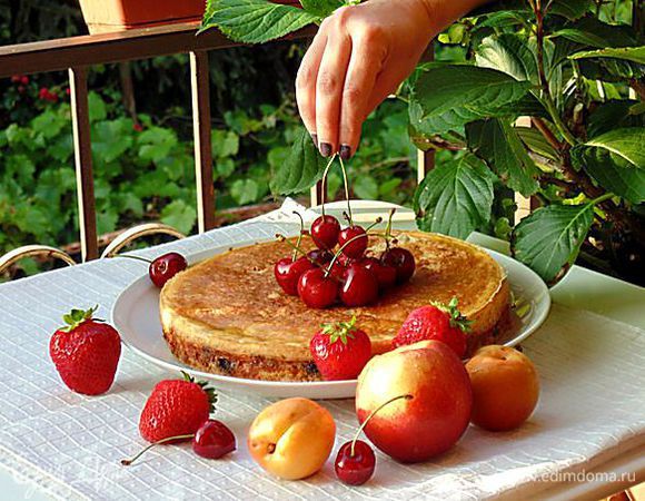 Выпекать пирог в заранее разогретой духовке при температуре 180°C 1 час.
 Яйцо взбить с водой, через полчаса запекания ватрушку достать, смазать верх яйцом и продолжить запекание.
Приятного аппетита!
