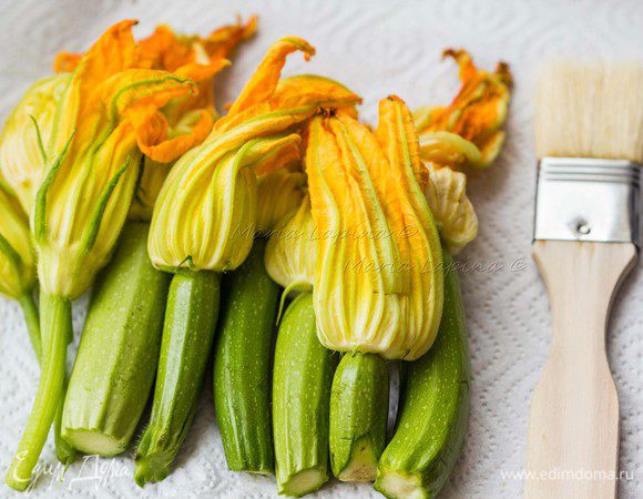 Из цветков цуккини удалить тычинки. Аккуратно почистить листики от земли и грязи с помощью кисти.