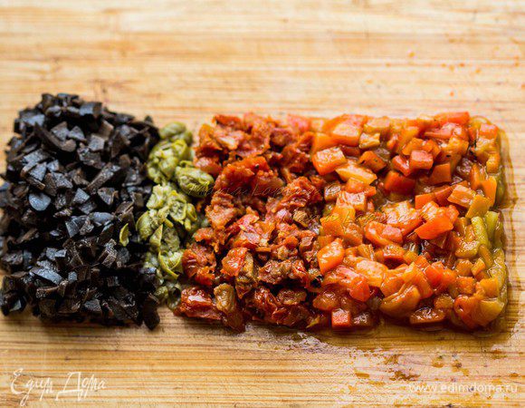 Мелко порубить оливки, вяленые томаты, перец и каперсы.