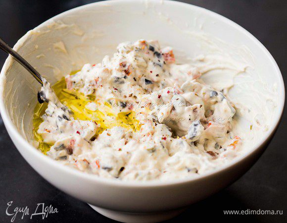 Смешать их с сыром до однородной массы, посолить и поперчить по вкусу. Добавить оливковое масло.