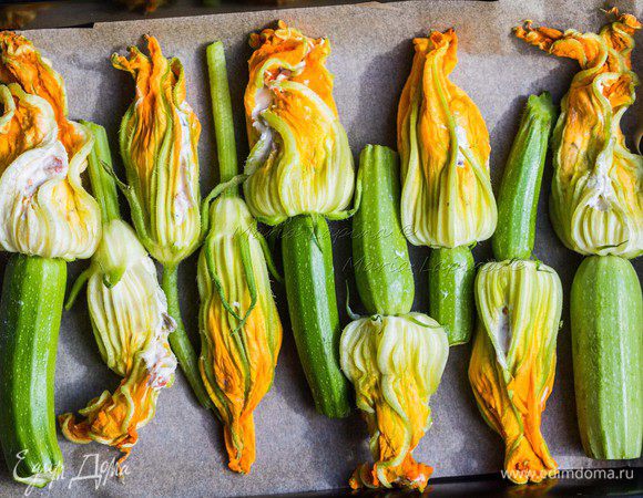 Аккуратно нафаршировать цветки начинкой. Выложить в форму или противень застеленный пекарской бумагой, немного посолить. Поставить в разогретую до 180°С духовку на 15 минут.