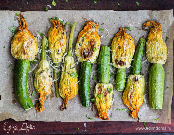 Увеличить температуру до 230-240°С, смазать цветки растопленным сливочным маслом и запекать еще 7-10 минут.