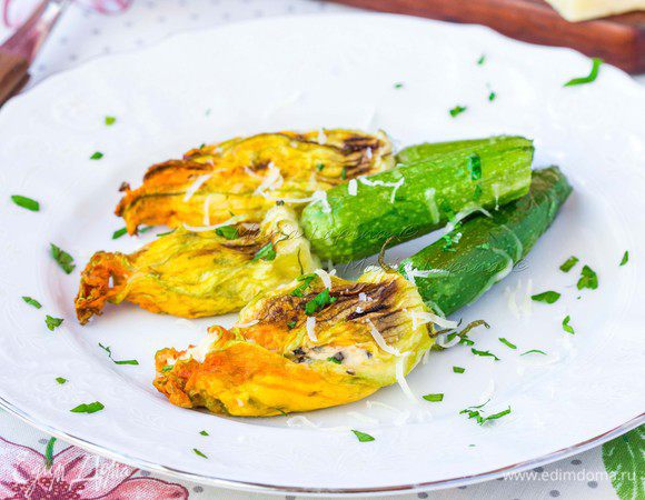 Подавать присыпав тертым пармезаном и мелко порубленной зеленью.