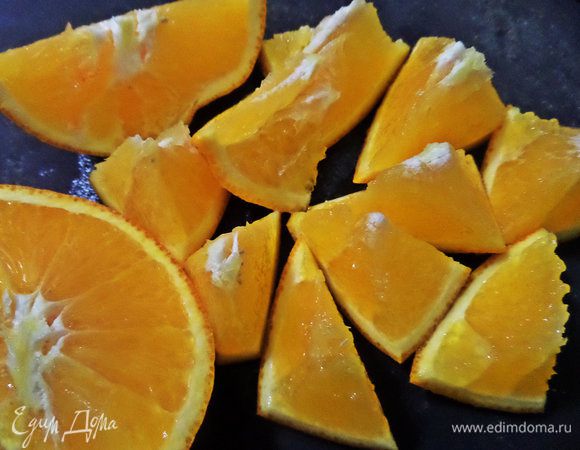 Делим на кусочки, вынимаем косточки, если есть.