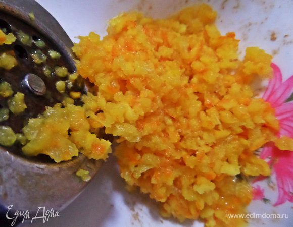 Перемалываем через мясорубку или при помощи измельчителя.