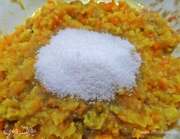 Банан тоже можно через мясорубку или размять вилкой, если переспелый, как у меня. Высыпать сахар. В оригинале сахар коричневый — 100 г.