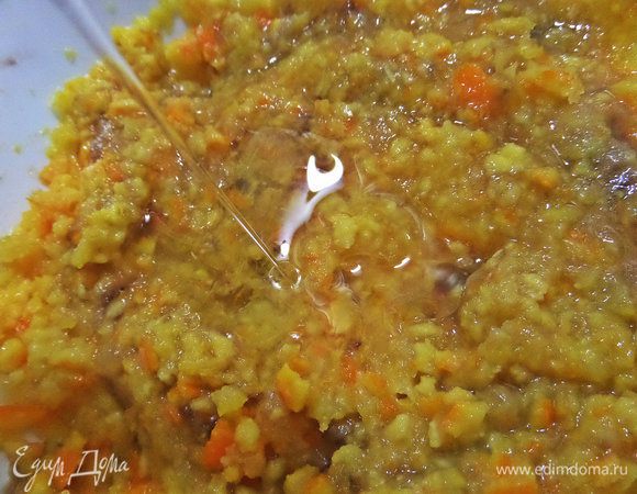 Вливаем масло и мед. Если нет детей, можно добавить ром или другой ароматный алкоголь.