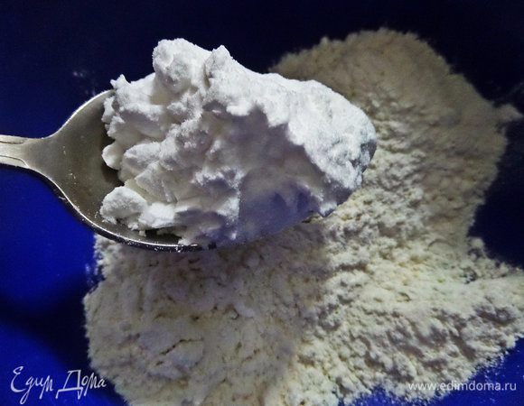 В отдельной посуде смешиваем муку и крахмал.