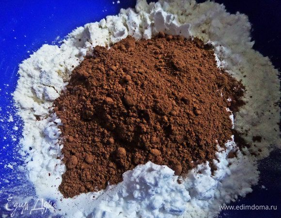 Добавим какао. У меня насыщенное,поэтому хватило пару ложек. В оригинале 3-4 ложки.