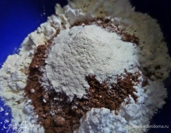 Всыпаем разрыхлитель и смешиваем.