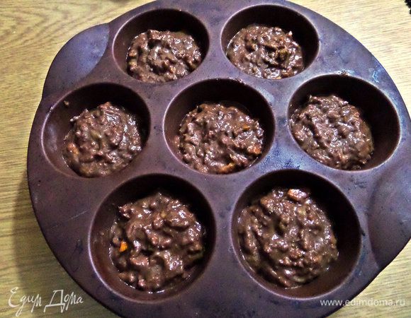 Раскладываем состав по силиконовым формочкам не до краев.