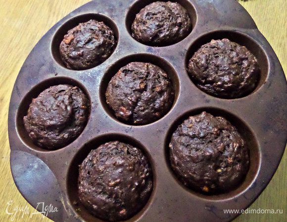 Выпекались маффины 25 минут при 180°С. Сразу лучше их не вынимать,так как тесто влажное и маффины легко поломать. Я пекла ночью и оставила в формах до утра.