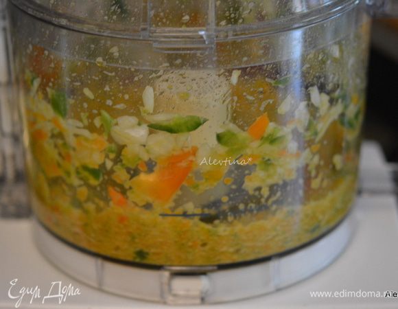 Разогреть духовку до 180°С.
Порубить халапеньо, луковицу небольшую, сладкий перец мелко.