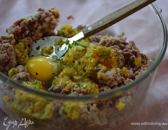 В большом блюде смешать мясной фарш не жирный. Добавить примерно половину томатного соуса с горчицей, яйцо, хлебную крошку, соль, черный перец и нарезанные перцы с луком, перемешать.