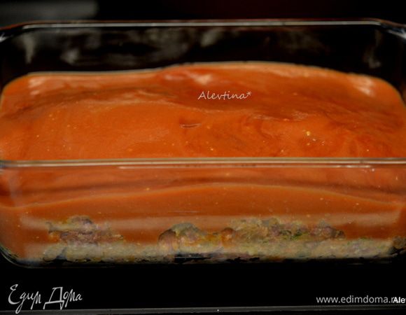 Переложить все в хлебную прямоугольную форму. Залить остатками томатного соуса. Поставить в разогретую  духовку на 1 час 10 минут.