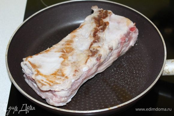 Кусок мяса обжарить с каждой стороны на сковороде.