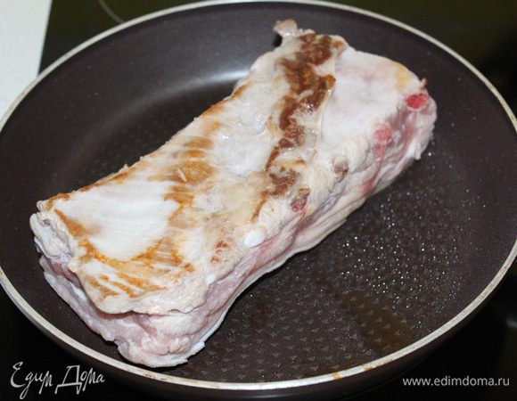 Кусок мяса обжарить с каждой стороны на сковороде.