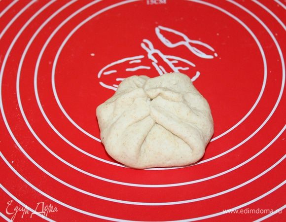 Свернуть кулечком, потом снова раскатать в лепешку.