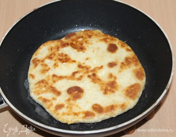 И обжарить с двух сторон на растительном масле. Если лепешки будут сильно надуваться, сделайте пару проколов вилкой.